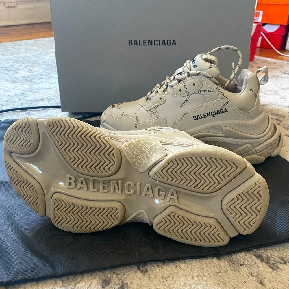 Balenciaga Triple S logo-print lace-up Sneakers
Beige/black Sz 38